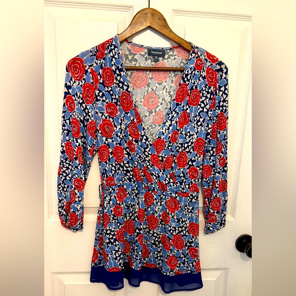 MODCLOTH Women’s Blue & Red Floral Long Sleeve V-Neck Tunic Length Top Size XS